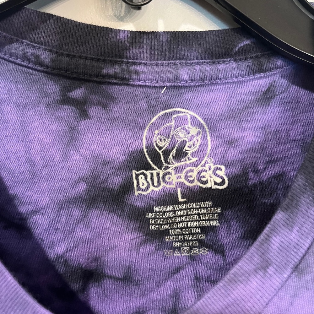 Buc-ees Purple & Black Tie-Dye Halloween 2024 Ghost Graphic Tee. Collectible - Picture 2 of 9
